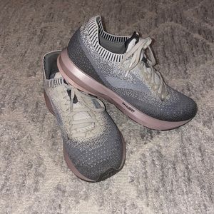 Women’s Brooks levitate 2